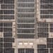Paneles solares instalados sobre techo industrial en Ucrania para garantizar energía descentralizada ante ataques rusos.