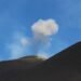 Columna de ceniza volcánica elevándose desde el cráter del Anak Krakatau en Indonesia.