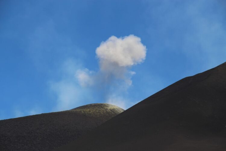 Columna de ceniza volcánica elevándose desde el volcán Krakatau en Indonesia durante la erupción.