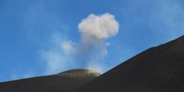 Columna de ceniza volcánica expulsada durante la erupción del Monte Sinabung en Indonesia.