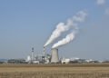 Central eléctrica de carbón con emisiones de humo, representando la política de desregulación ambiental en Estados Unidos.
