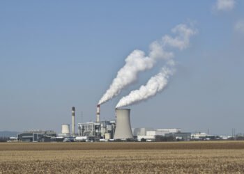 Central eléctrica de carbón con emisiones de humo, representando la política de desregulación ambiental en Estados Unidos.