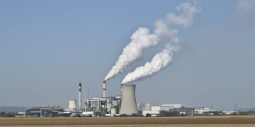 Central eléctrica de carbón con emisiones de humo, representando la política de desregulación ambiental en Estados Unidos.