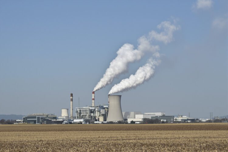 Central eléctrica de carbón con emisiones de humo, representando la política de desregulación ambiental en Estados Unidos.
