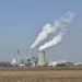 Central eléctrica de carbón con emisiones de humo, representando la política de desregulación ambiental en Estados Unidos.