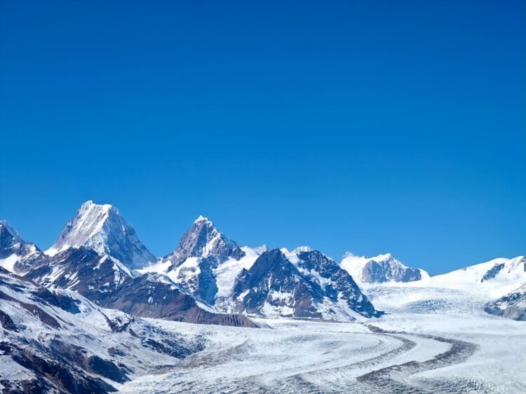 Glaciares del Himalaya en la región montañosa de Nepal, zona afectada por la avalancha vinculada al cambio climático.