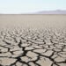 Tierra agrietada por la sequía en un lago seco de Europa durante el verano extremo de 2026.
