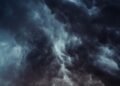 Nubes oscuras de tifón sobre la ciudad de Tokio durante alerta meteorológica en Japón.