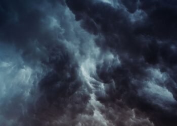 Nubes oscuras de tifón sobre la ciudad de Tokio durante alerta meteorológica en Japón.