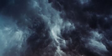 Nubes oscuras de tifón sobre la ciudad de Tokio durante alerta meteorológica en Japón.