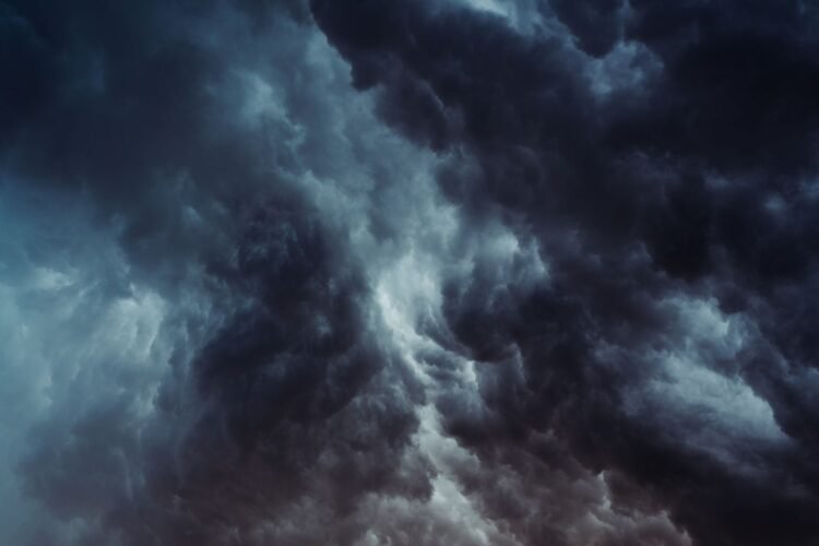 Nubes oscuras de tifón sobre la ciudad de Tokio durante alerta meteorológica en Japón.