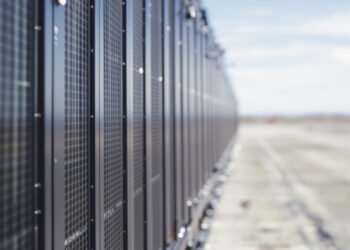 Sistema de refrigeración industrial con tuberías de agua, representando el consumo hídrico de centros de datos en España.