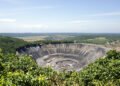 Mina de níquel a cielo abierto rodeada de bosque tropical en Filipinas, donde la extracción de minerales críticos genera conf
