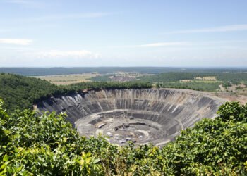 Mina de níquel a cielo abierto rodeada de bosque tropical en Filipinas, donde la extracción de minerales críticos genera conf