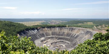 Mina de níquel a cielo abierto rodeada de bosque tropical en Filipinas, donde la extracción de minerales críticos genera conf
