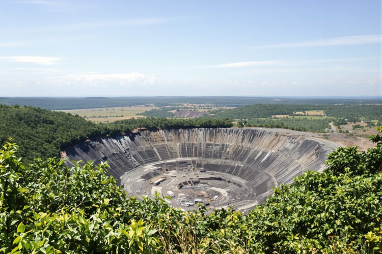Mina de níquel a cielo abierto rodeada de bosque tropical en Filipinas, donde la extracción de minerales críticos genera conf