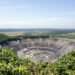 Mina de níquel a cielo abierto rodeada de bosque tropical en Filipinas, donde la extracción de minerales críticos genera conf