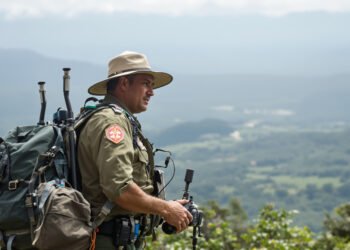 Guardaparque en área protegida de Bolivia realizando tareas de vigilancia en la selva.