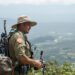 Guardaparque en área protegida de Bolivia realizando tareas de vigilancia en la selva.