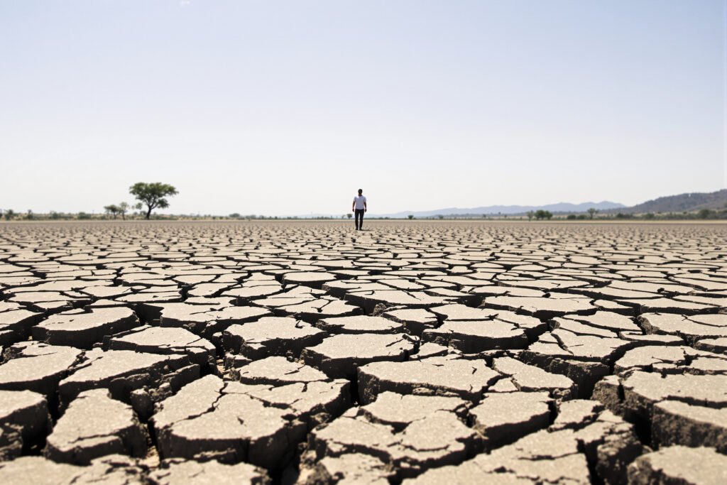Tierra agrietada por la sequía en Centroamérica, región afectada por el fenómeno de El Niño.