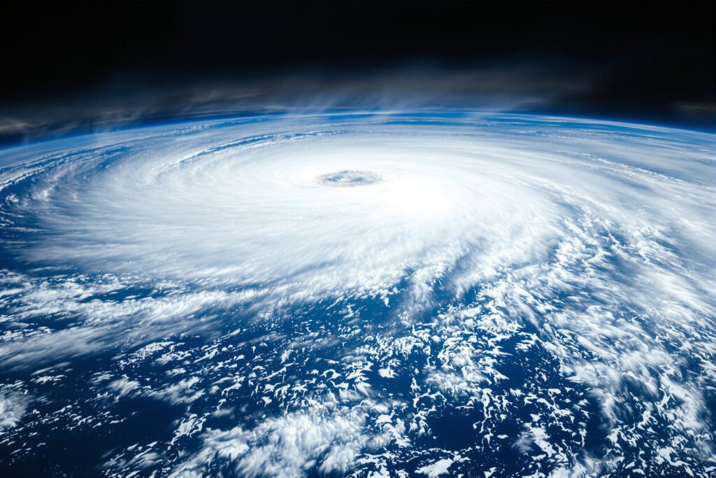 Vista satelital de un huracán aproximándose a islas en el océano Pacífico, con aguas cálidas alimentando la tormenta.
