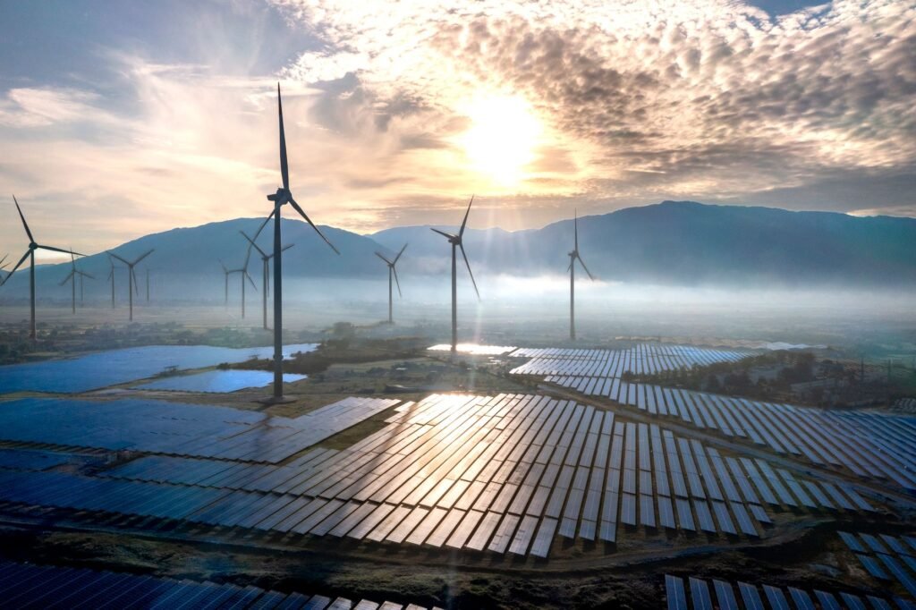 Parque de paneles solares y turbinas eólicas al atardecer, símbolo de la integración de IA china para eficiencia de renovable