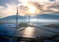 Parque de paneles solares y turbinas eólicas al atardecer, símbolo de la integración de IA china para eficiencia de renovable