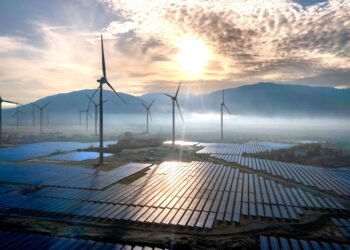 Parque de paneles solares y turbinas eólicas al atardecer, símbolo de la integración de IA china para eficiencia de renovable