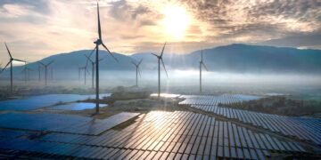 Parque de paneles solares y turbinas eólicas al atardecer, símbolo de la integración de IA china para eficiencia de renovable