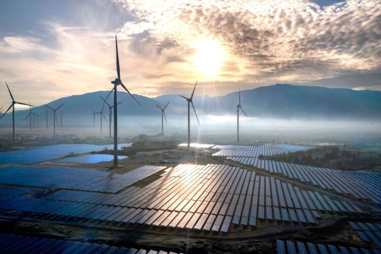 Parque de paneles solares y turbinas eólicas al atardecer, símbolo de la integración de IA china para eficiencia de renovable