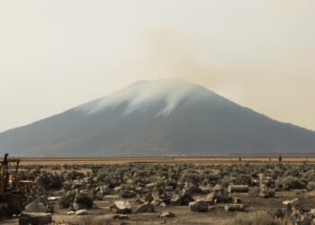 Incendio forestal en paisaje montañoso de la región Andina de Colombia.