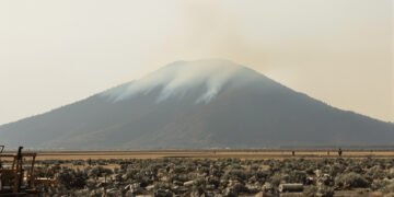 Incendio forestal en paisaje montañoso de la región Andina de Colombia.