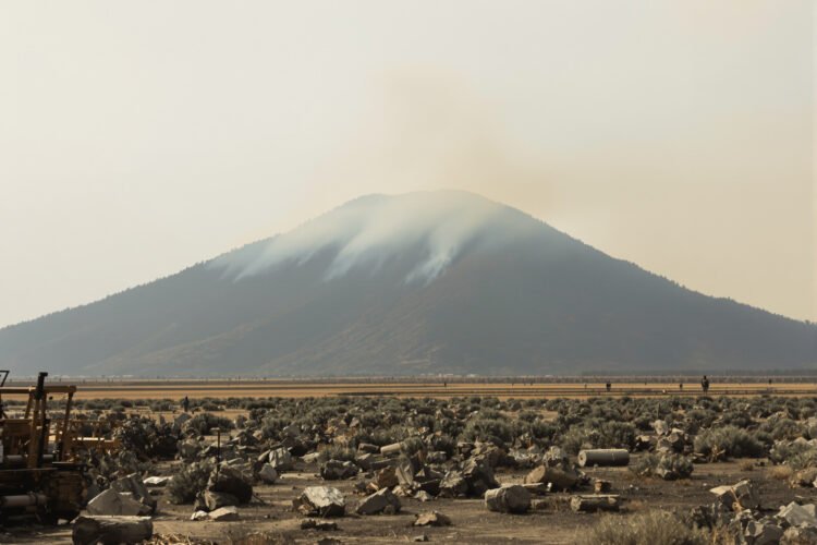 Incendio forestal en paisaje montañoso de la región Andina de Colombia.