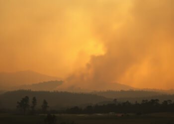 Humo de incendios forestales cubriendo el paisaje de Borneo, Indonesia, durante la temporada seca.