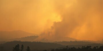Humo de incendios forestales cubriendo el paisaje de Borneo, Indonesia, durante la temporada seca.