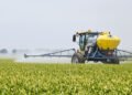 Campo agrícola siendo fumigado con agrotóxicos, tema central de la investigación censurada por el INTA.