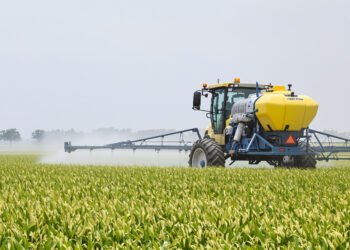 Campo agrícola siendo fumigado con agrotóxicos, tema central de la investigación censurada por el INTA.