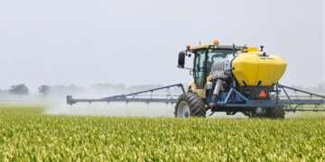 Campo agrícola siendo fumigado con agrotóxicos, tema central de la investigación censurada por el INTA.
