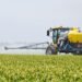 Campo agrícola siendo fumigado con agrotóxicos, tema central de la investigación censurada por el INTA.