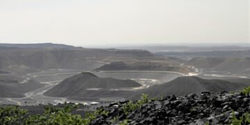 Mina de oro a cielo abierto en Venezuela, representativa de la crisis de minería ilegal en el Arco Minero del Orinoco.
