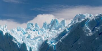 Glaciar en retroceso en los Himalayas nepalíes, donde el deshielo acelerado multiplica las amenazas.