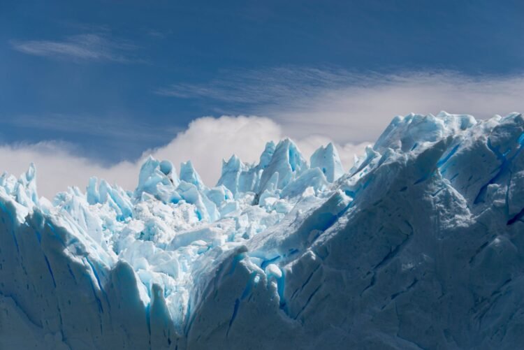 Glaciar en retroceso en los Himalayas nepalíes, donde el deshielo acelerado multiplica las amenazas.