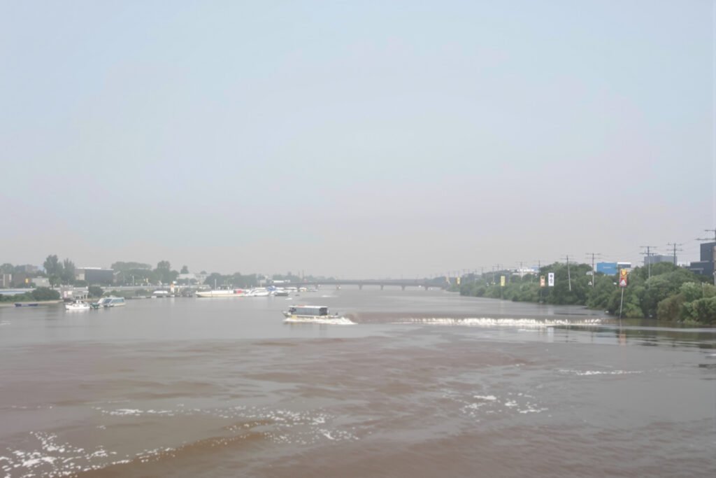 Río desbordado durante inundaciones en Japón, escena típica de lluvias extremas.