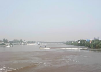 Río desbordado durante inundaciones en Japón, escena típica de lluvias extremas.