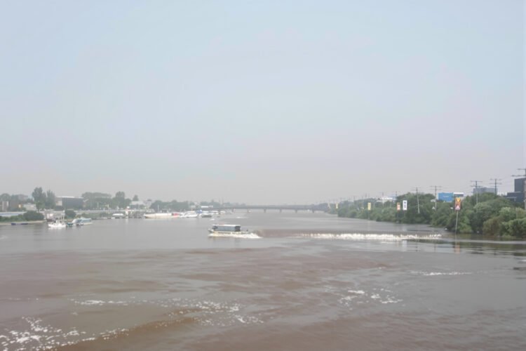 Río desbordado durante inundaciones en Japón, escena típica de lluvias extremas.