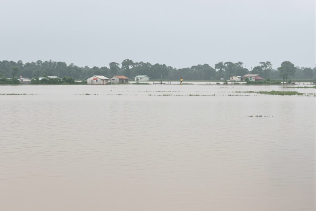Aldea inundada en Vietnam del norte con casas sumergidas y calles convertidas en ríos tras lluvias extremas.