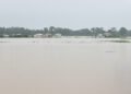 Aldea inundada en Vietnam del norte con casas sumergidas y calles convertidas en ríos tras lluvias extremas.