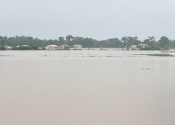 Aldea inundada en Vietnam del norte con casas sumergidas y calles convertidas en ríos tras lluvias extremas.
