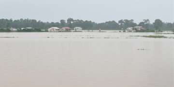 Aldea inundada en Vietnam del norte con casas sumergidas y calles convertidas en ríos tras lluvias extremas.