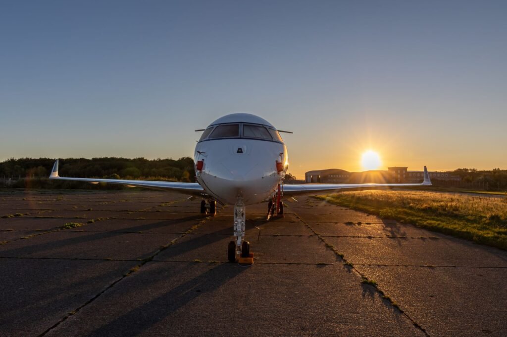 Silueta de un jet privado en la pista de aterrizaje al atardecer, símbolo de las emisiones desproporcionadas de la aviación p
